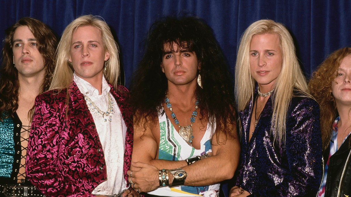 La banda Nelson posando juntos con peinados alocados al estilo de los años 80.