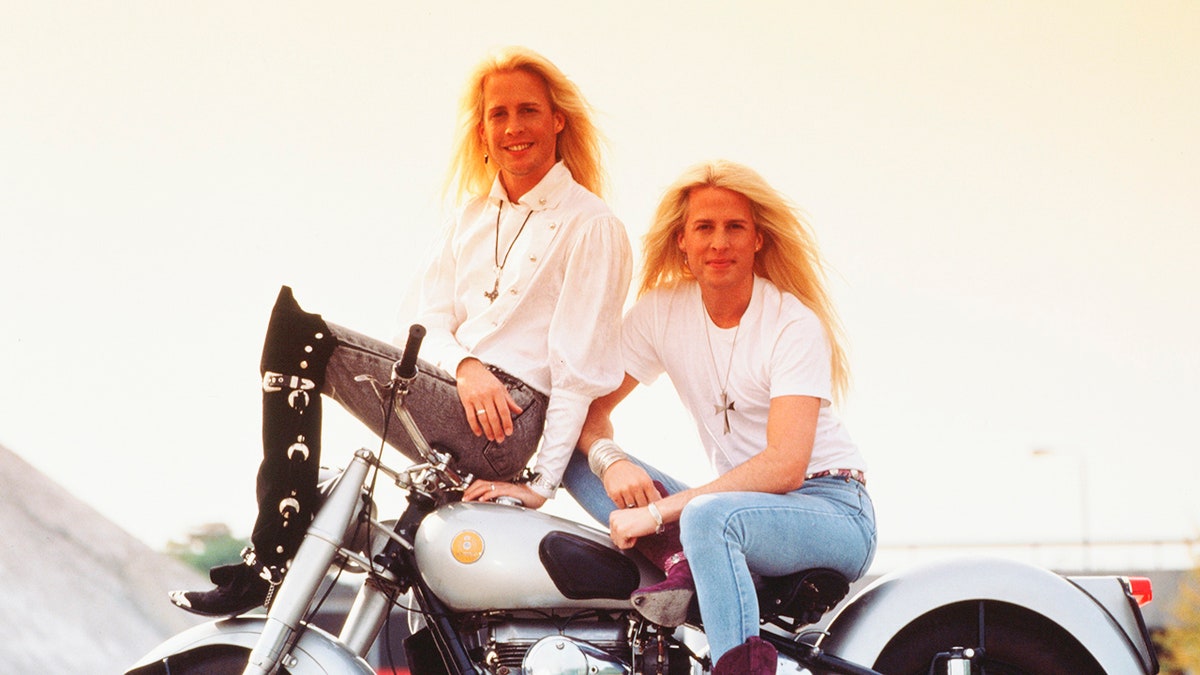 Los gemelos Nelson en motocicleta.