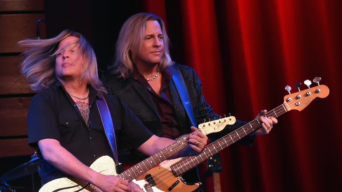 Los gemelos Nelson, vestidos con camisetas negras a juego, actuando en el escenario.