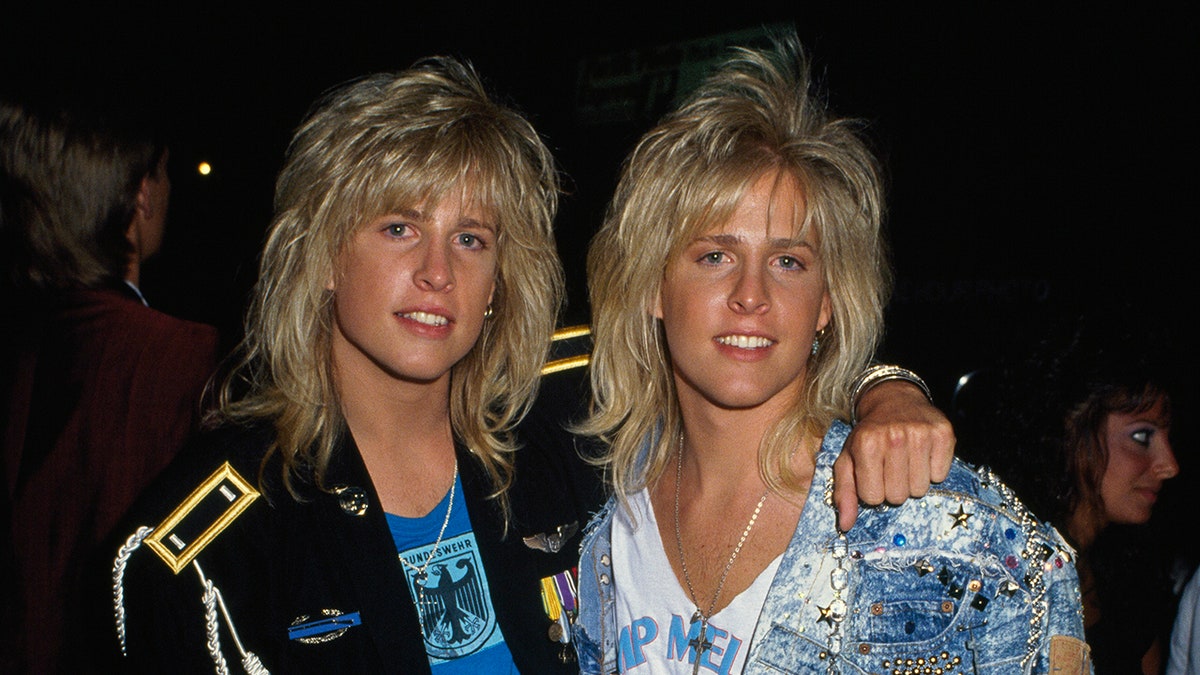 Un primer plano de los gemelos Nelson con peinados alocados al estilo de los años 80.