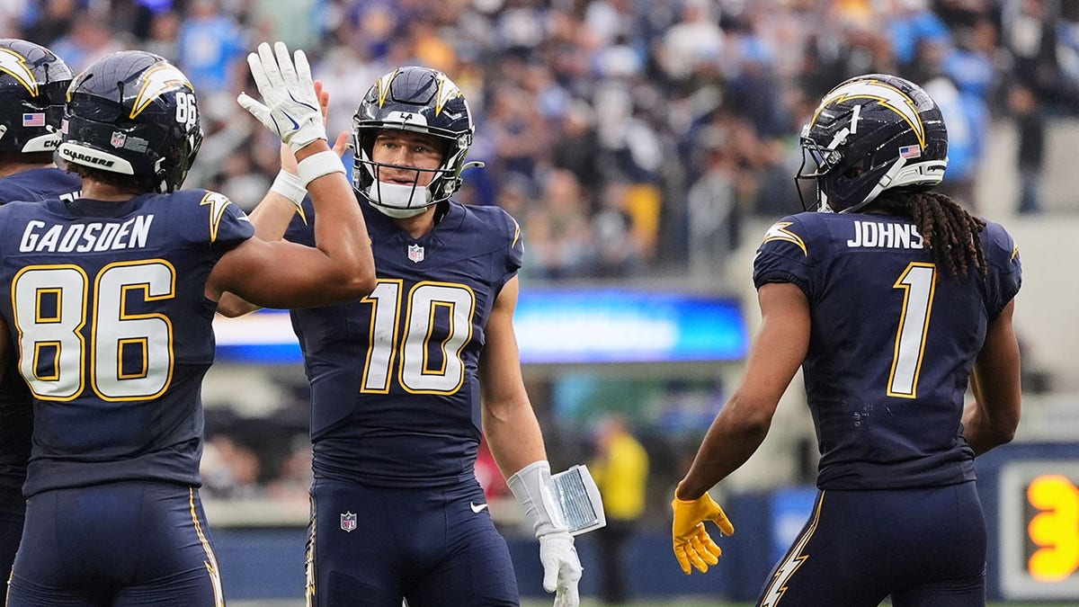 জাস্টিন হারবার্ট তার সতীর্থদের সাথে