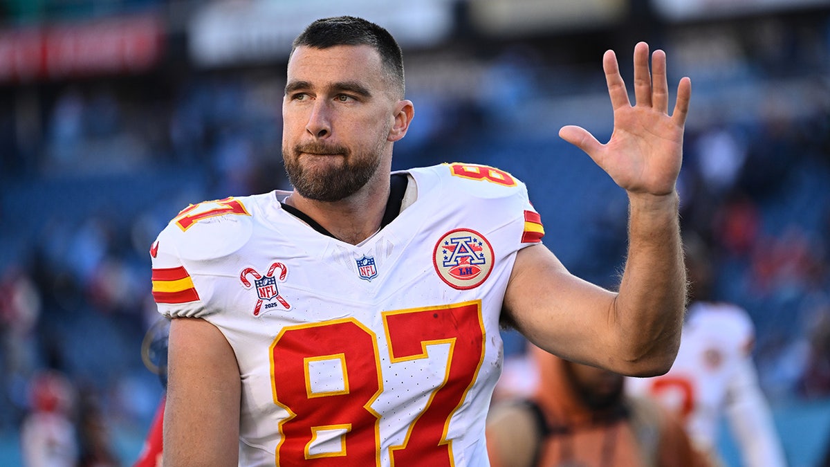 Travis Kelce waves to the crowd