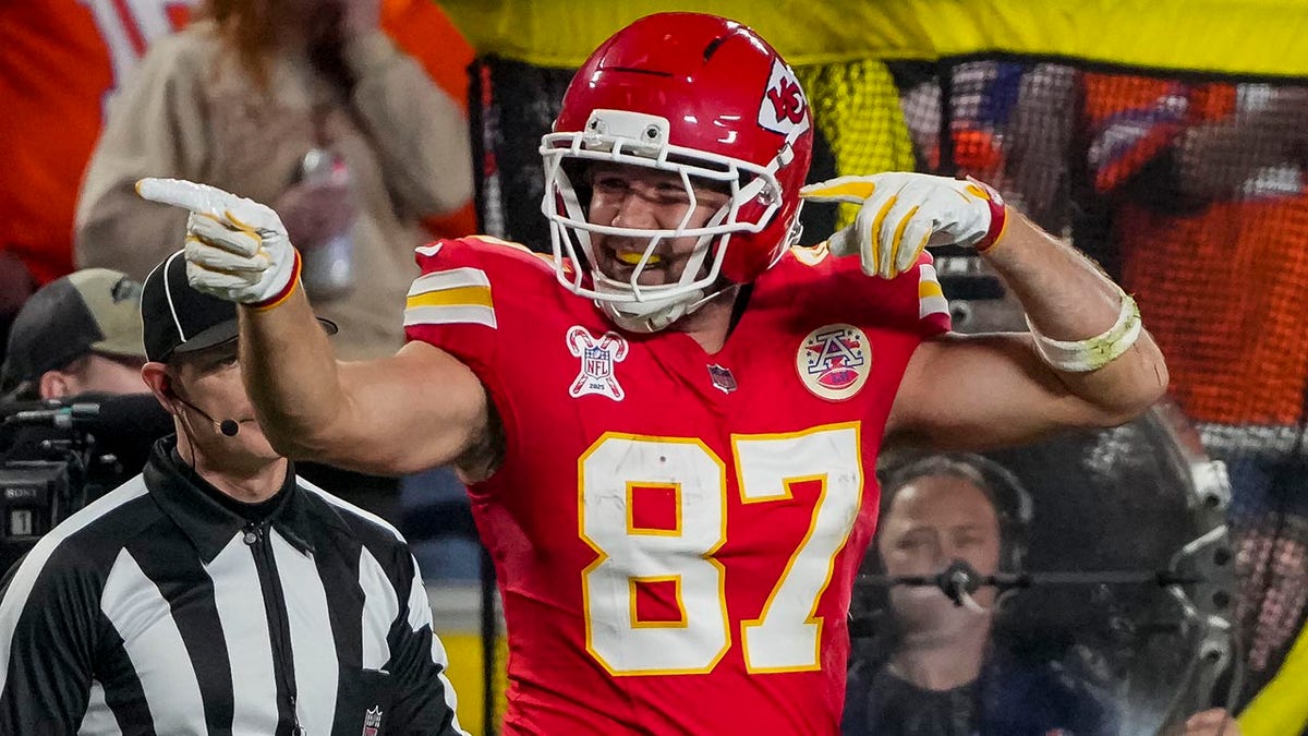 Travis Kelce points down field