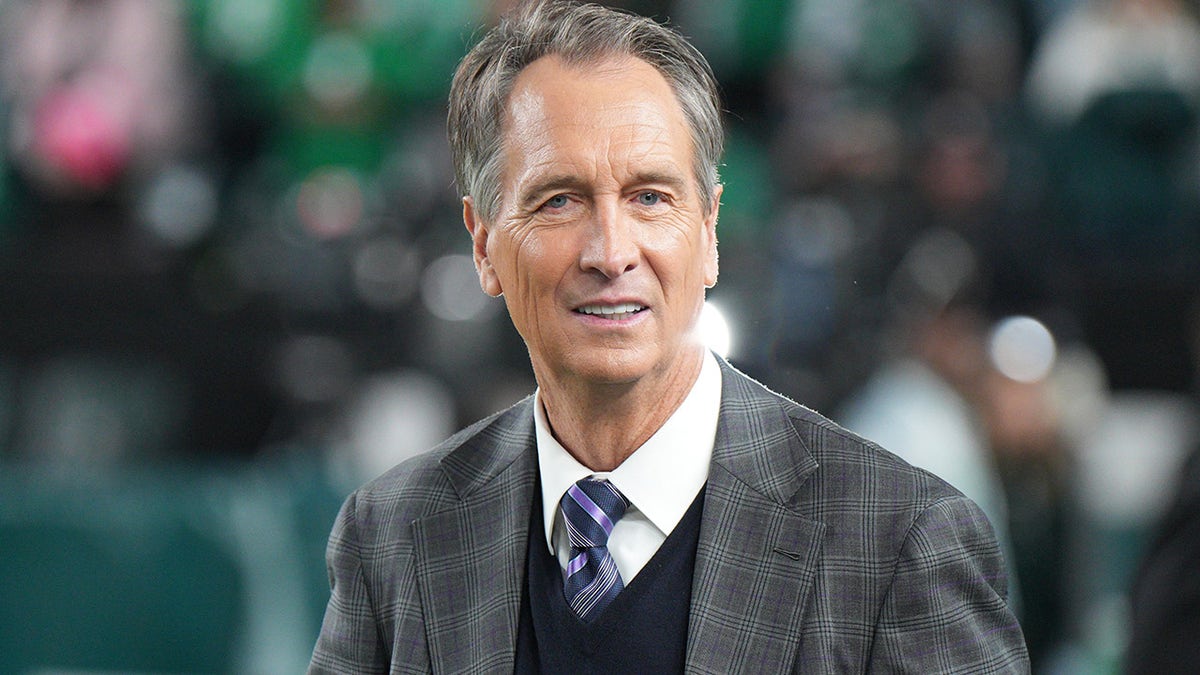 Cris Collinsworth at the EAgles' game