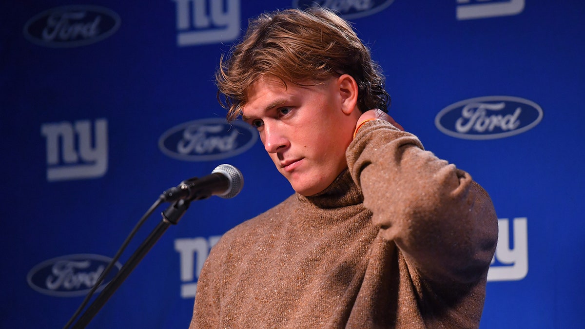 Jackson Dart rozmawiał z reporterami