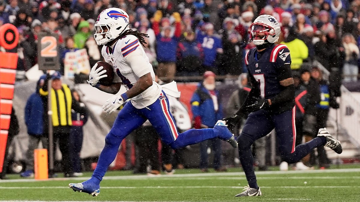 James Cook breaks away from the defense