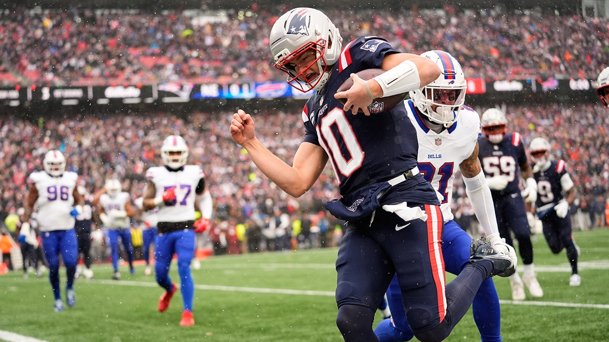 Drake Maye runs into the end zone