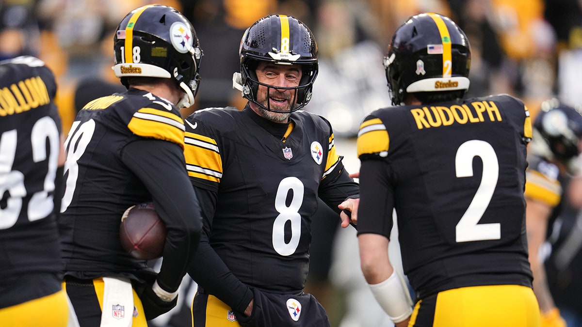 Aaron Rodgers rozmawia z kolegami z drużyny