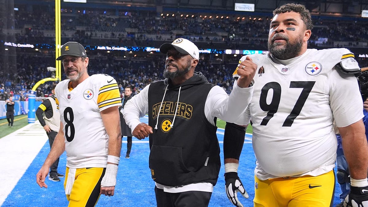 Pemain Steelers keluar lapangan bersama Mike Tomlin