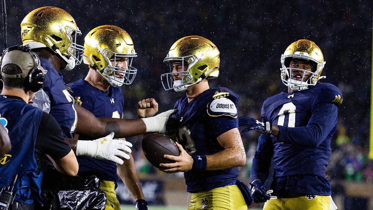 CJ Carr with his teammates