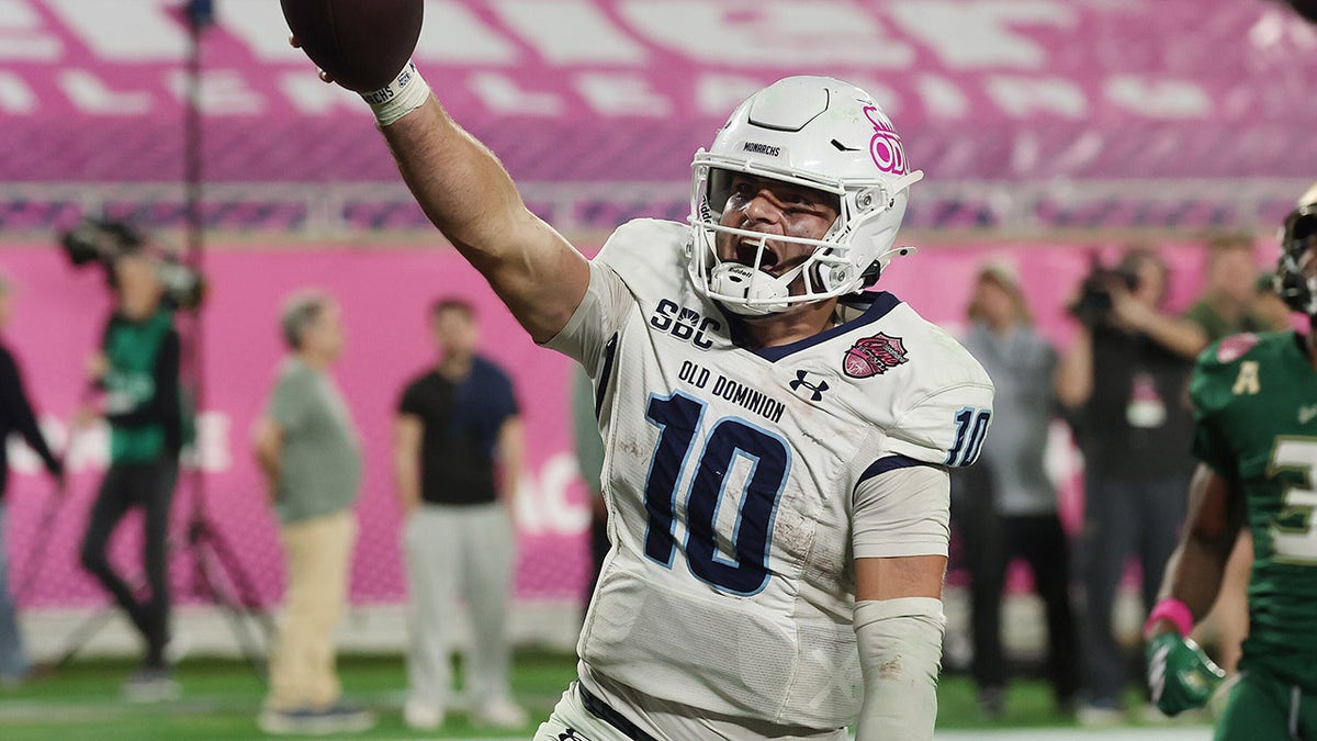 Quinn Henicle scores a TD