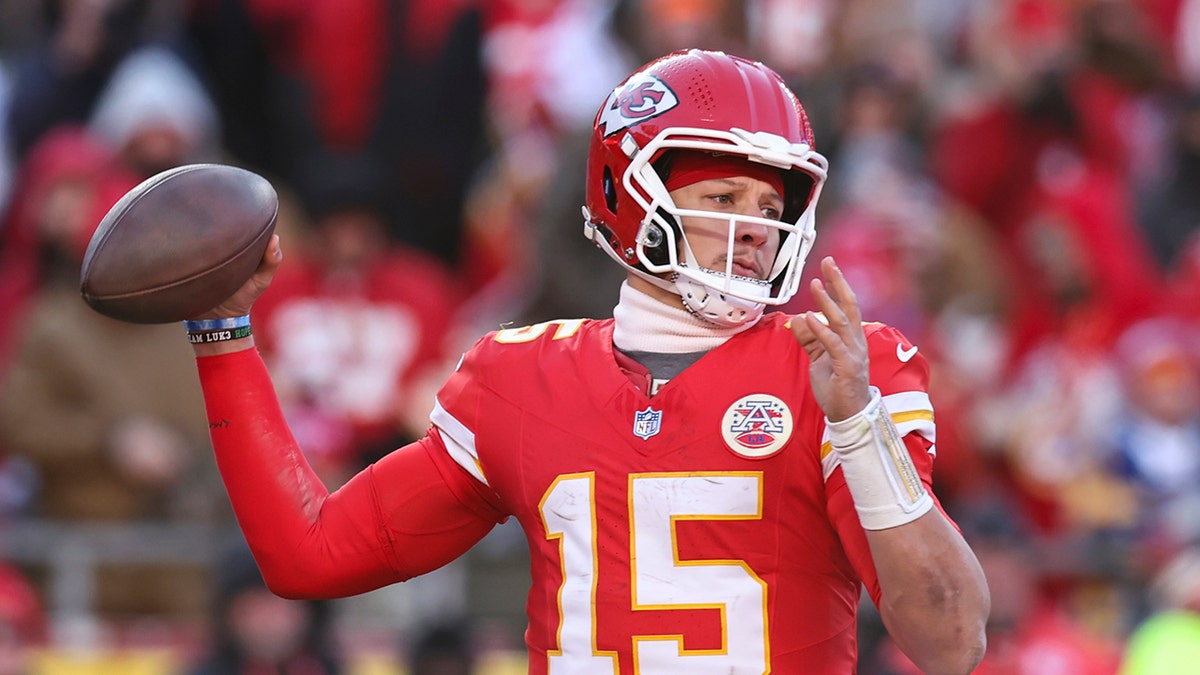 Patrick Mahomes throws