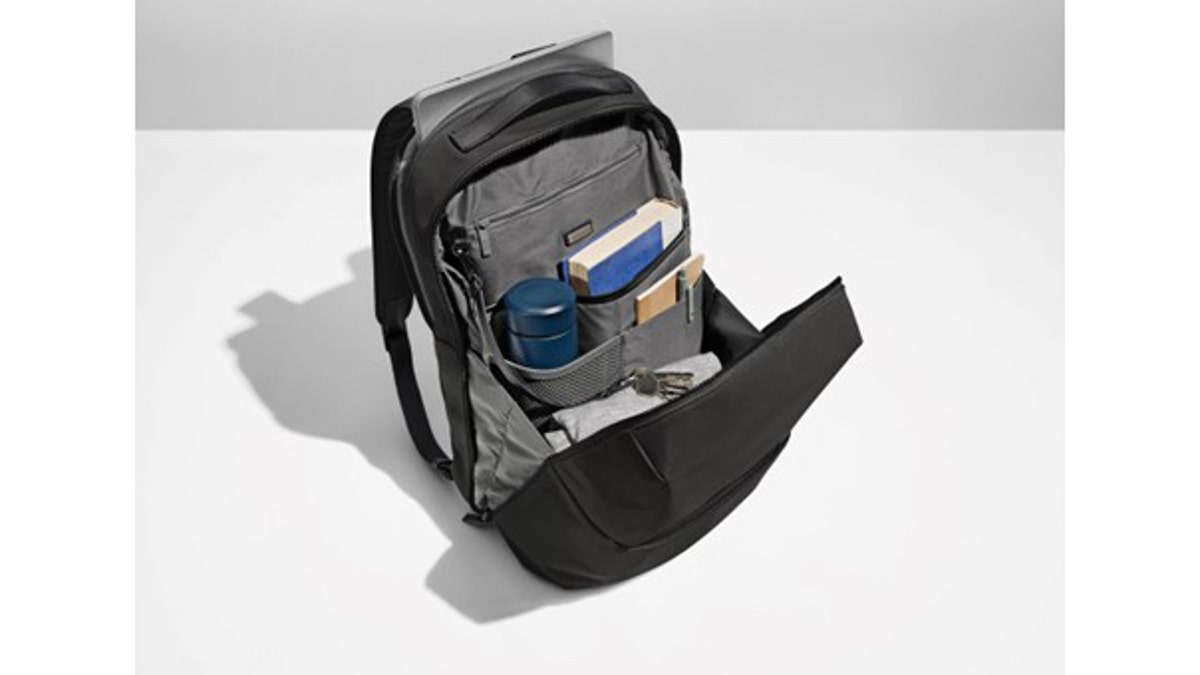 Internal magnetic zippers keep your belongings safe.