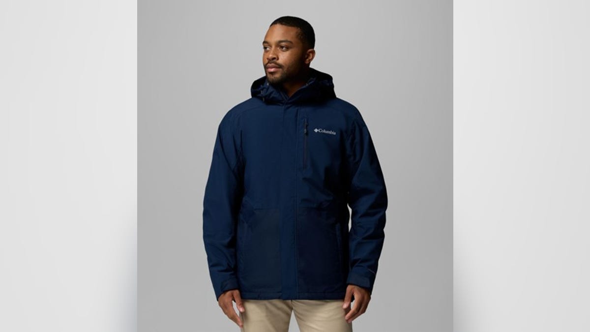 This layered jacket can be worn in three different ways.?