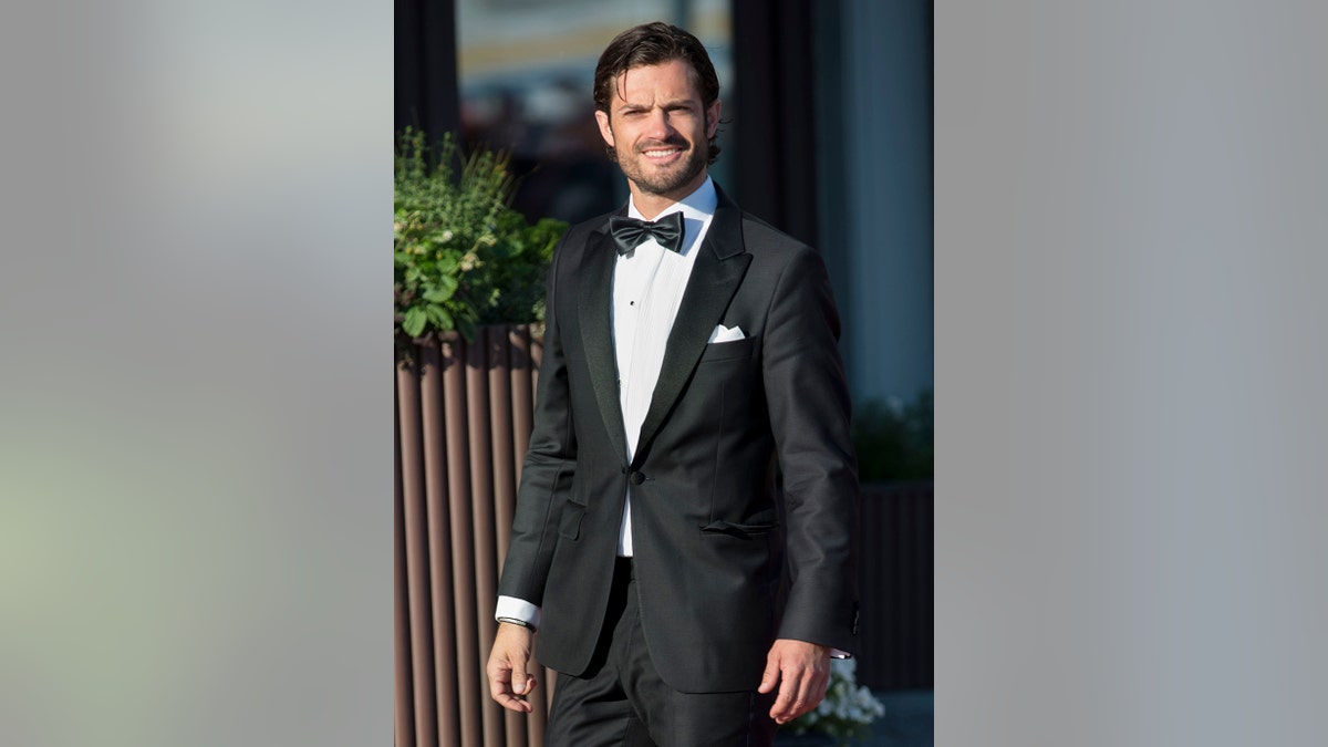 Prince Carl Philip in a tux smiling.