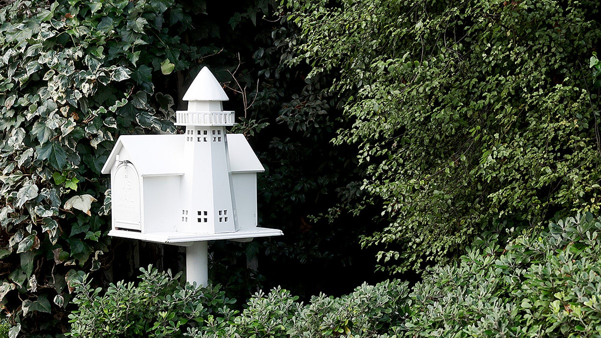 El buzón Rob , con la forma del logotipo de Castle Rock.