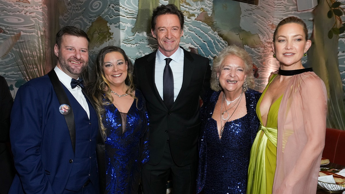 Hugh Jackman, Kate Hudson and Claire Sadina with her children at the premiere "Song Shenglan" December 2025.