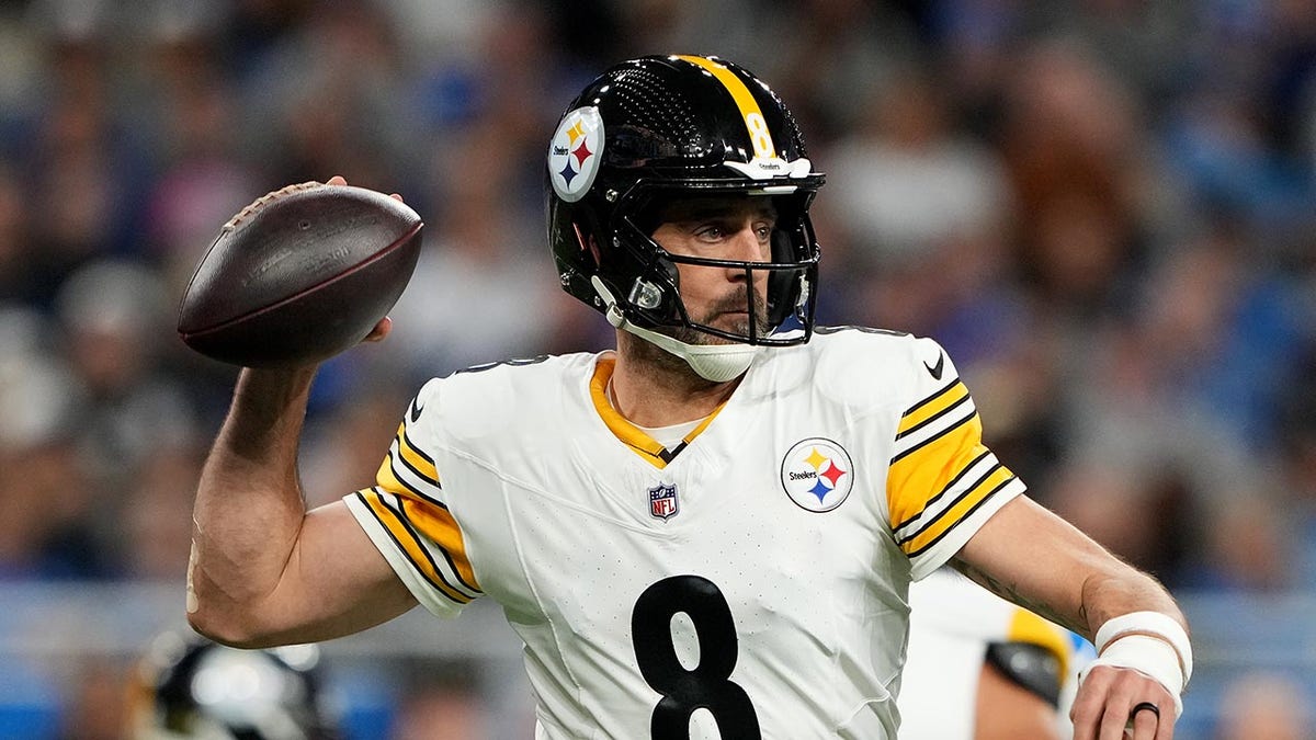 Aaron Rodgers passes