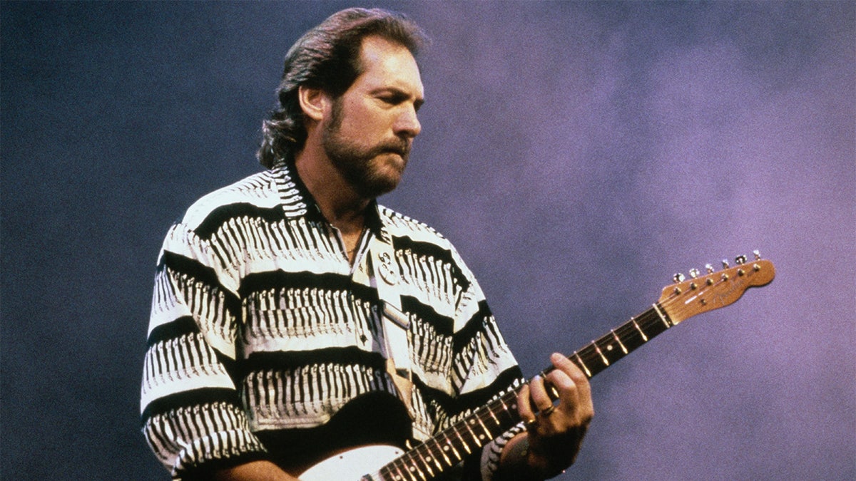 Steve Cropper playing guitar