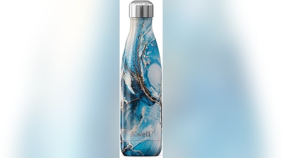 This fashion-forward water bottle blends refined design with serious thermal performance. 