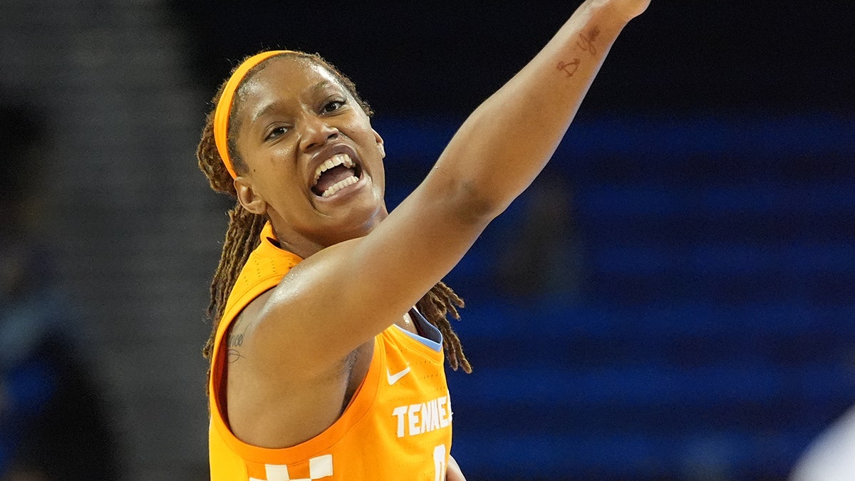 賈尼亞·巴克指著。