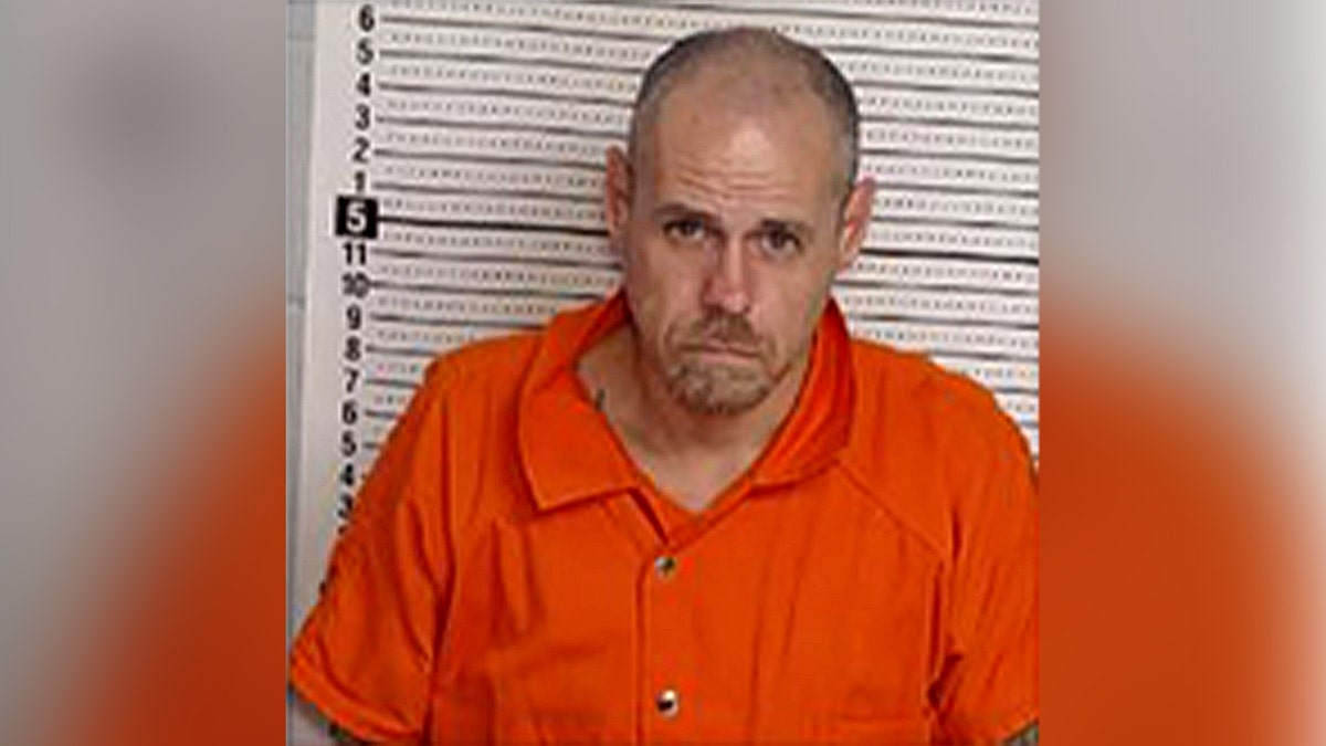 zdjęcie więźnia w pomarańczowym ubraniu