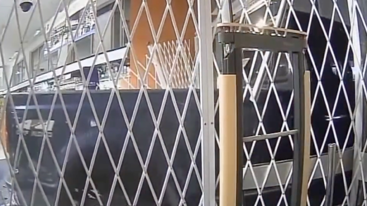 Film przedstawiający wjazd ciężarówki do firmy podczas próby napadu na bankomat