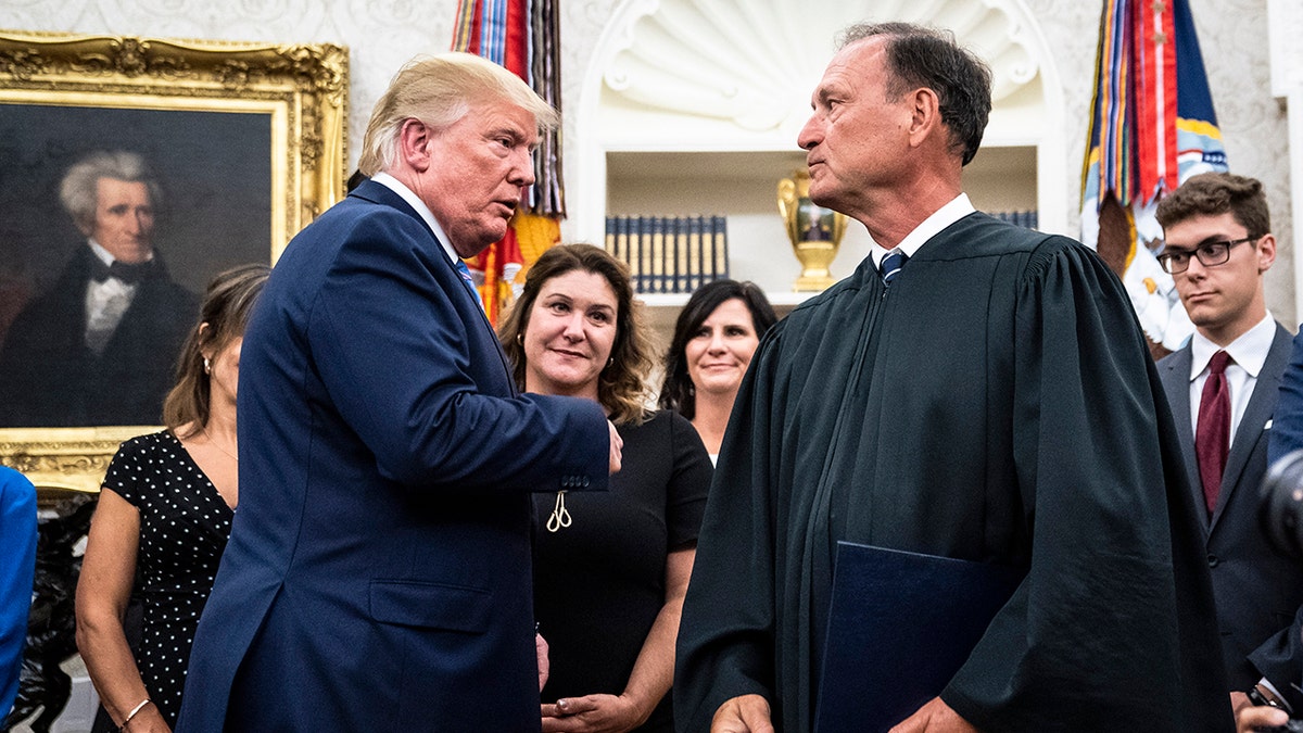 O presidente Donald J. Trump cumprimenta o juiz associado Samuel Alito no Salão Oval