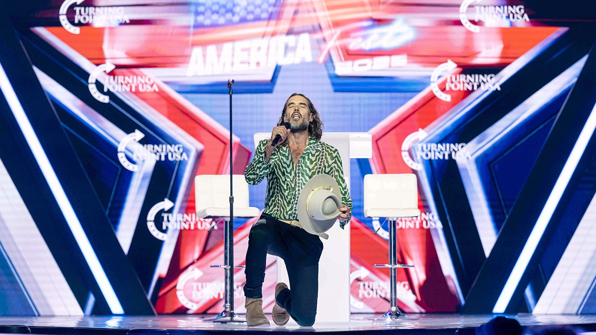 Russell Brand falando no evento AmericaFest da Turning Point USA em Phoenix