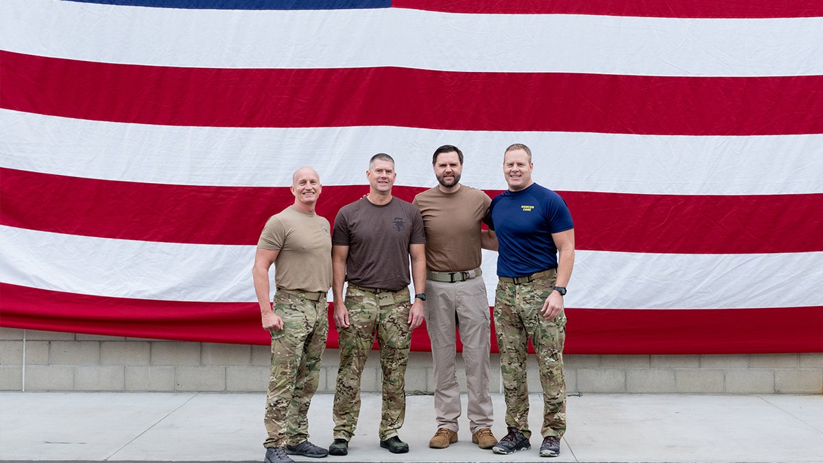 萬斯、海豹突擊隊和美國國旗