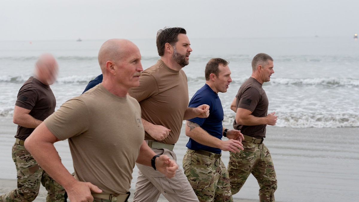 JD 萬斯在科羅納多海灘工作。