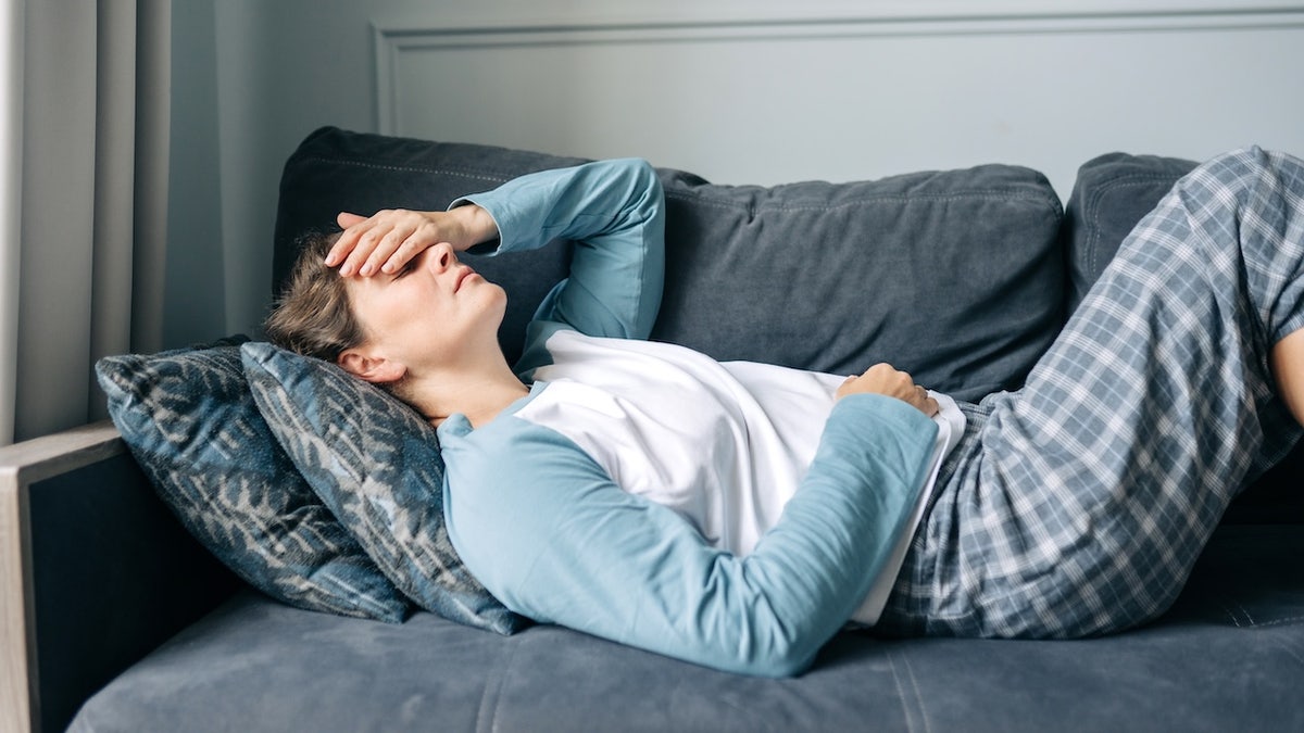 疲憊的女人躺在沙發上