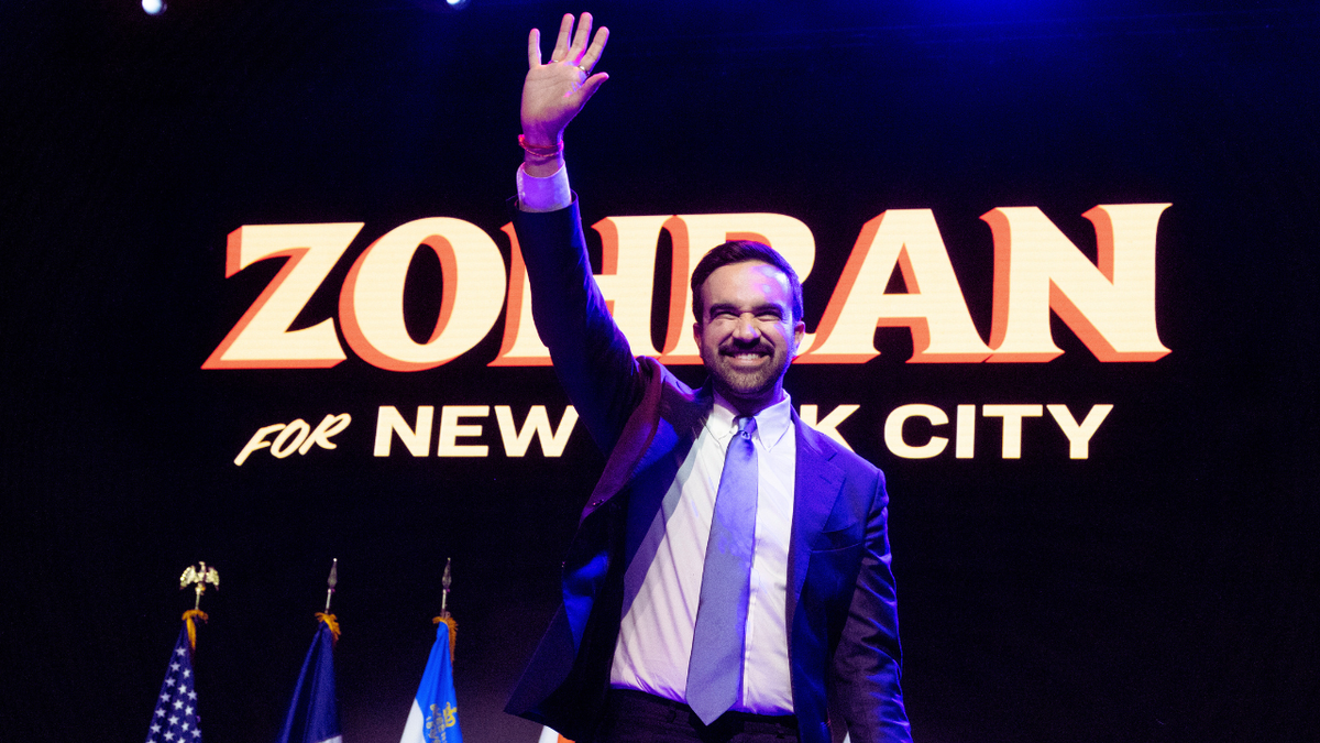 O candidato democrata a prefeito da cidade de Nova York, Zohran Mamdani, acena para os apoiadores após ser eleito o próximo prefeito da cidade de Nova York.