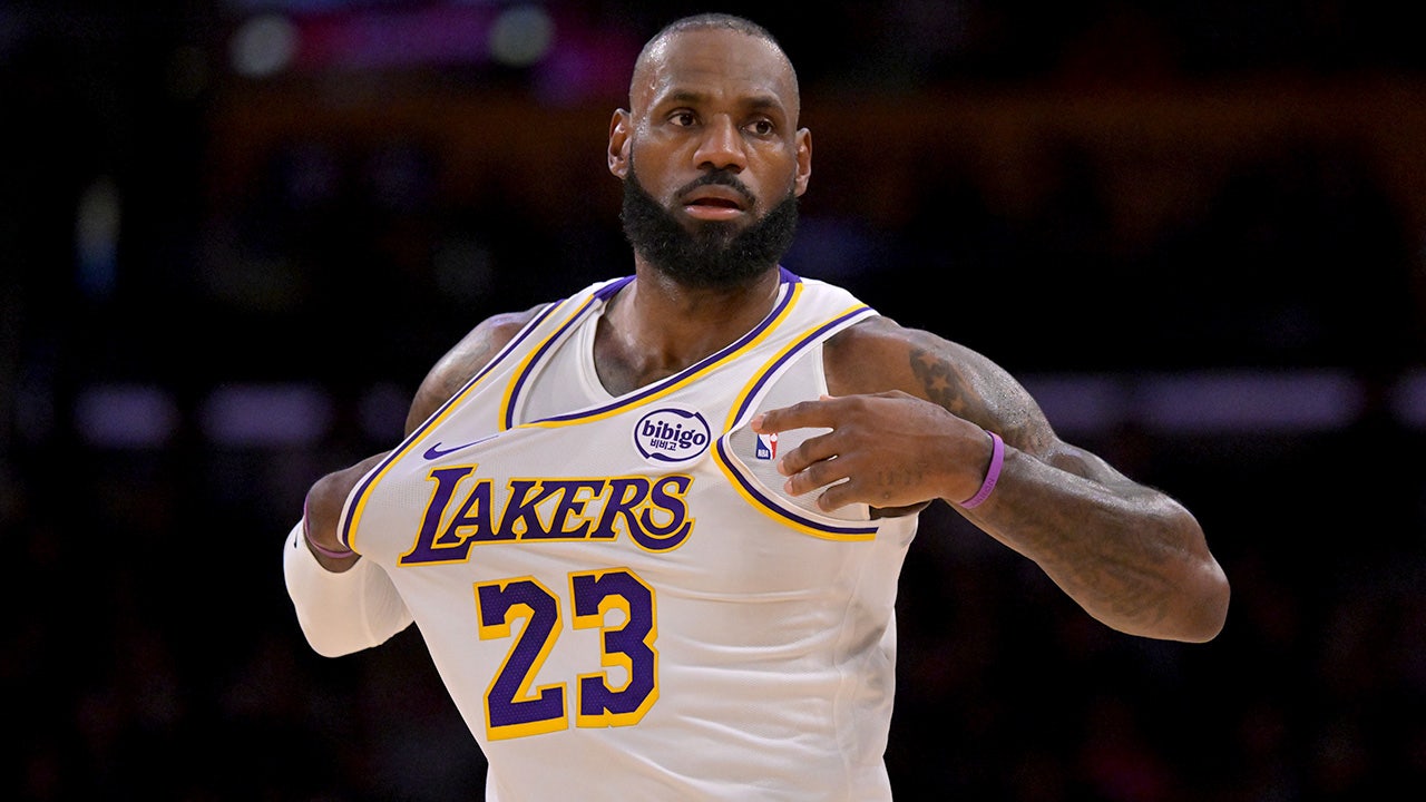 LeBron James draws criticism for 'golf swing' during national