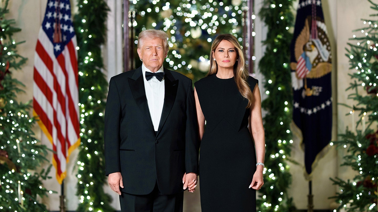 Trump y la primera dama se visten de negro para la foto oficial de Navidad de la Casa Blanca.