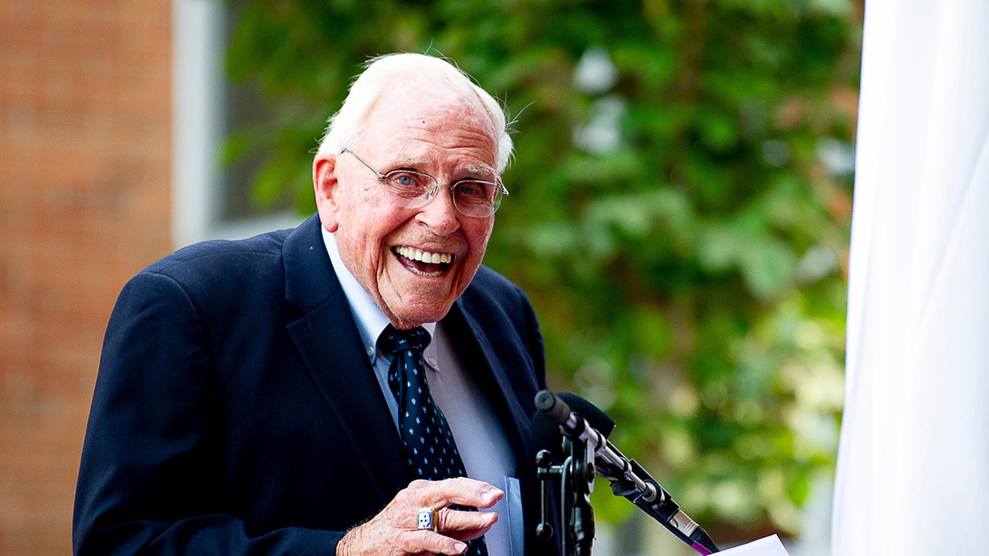 Roy Kramer, former SEC commissioner who championed BCS system, dead at 96