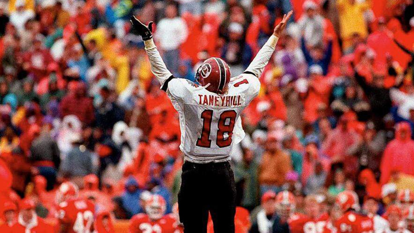 South Carolina legend Steve Taneyhill, known for iconic 'home run' touchdown celebration, dead at 52