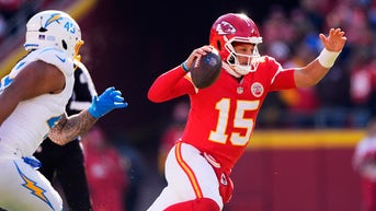 Mahomes suffers brutal knee injury as Chiefs eliminated from playoff contention - Fox News