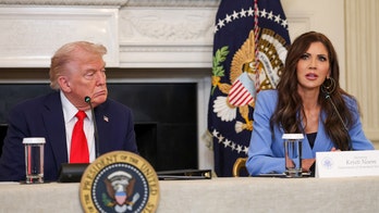 Trump amplía la prohibición de viajar a cinco países con nuevas restricciones radicales, alegando motivos de seguridad.