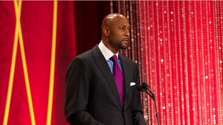 Basketball Hall of Famer reflects on 'crisis' of gambling in sports: 'Not fun to see'