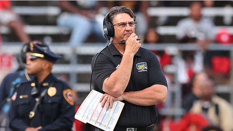 Ohio despidió al entrenador jefe de fútbol americano Brian por una supuesta relación con una estudiante y por infracciones relacionadas con el alcohol.