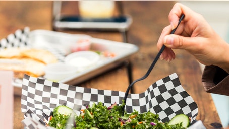 bill sobre restaurantes bill los cubiertos de plástico y los sobres de condimentos en los comedores de la mayoría de los establecimientos.