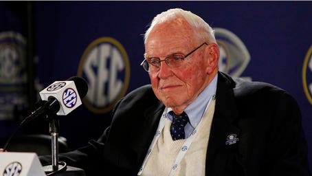 Roy Kramer, former SEC commissioner who championed BCS system, dead at 96