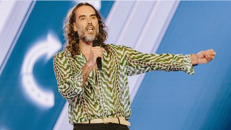 Russell Brand se enfrenta a dos cargos adicionales por violación y agresión sexual por parte de la fiscalía británica en un juicio.