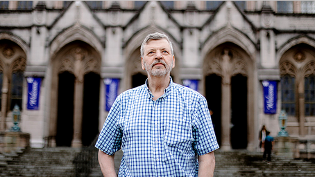 Un tribunal dictamina que la universidad tomó represalias contra un profesor por una parodia sobre el reconocimiento de tierras