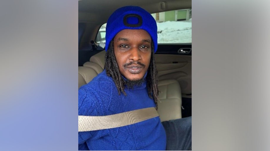 Mukhtar Mohamed Ali en un vehículo