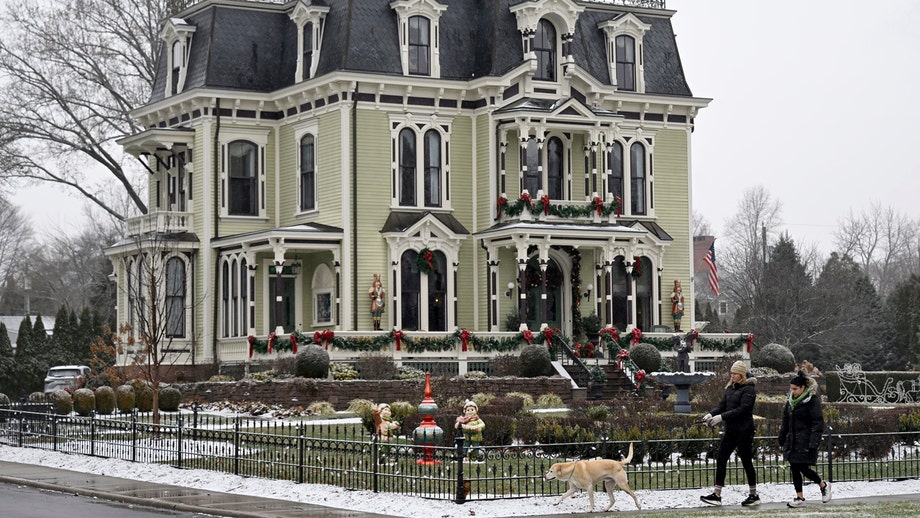 Los mega-fans invaden los pintorescos pueblos de Nueva Inglaterra, en busca del encanto de las películas navideñas.