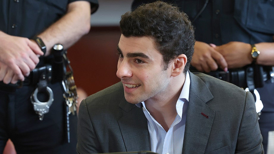 Mangione's livestream stunt aims to get influencers to 'pressure' jurors: former prosecutor