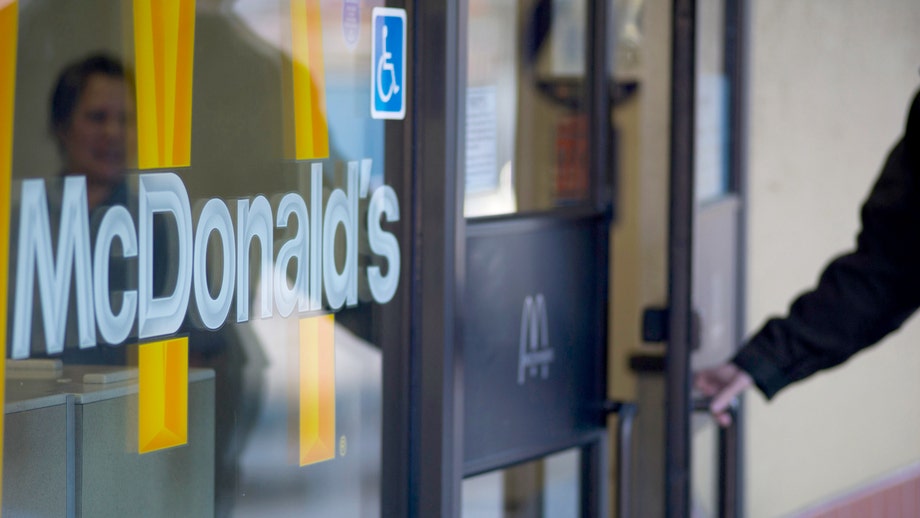 McDonald's protecciones en las puertas debido a que delincuentes violentos «aterrorizan» el barrio.