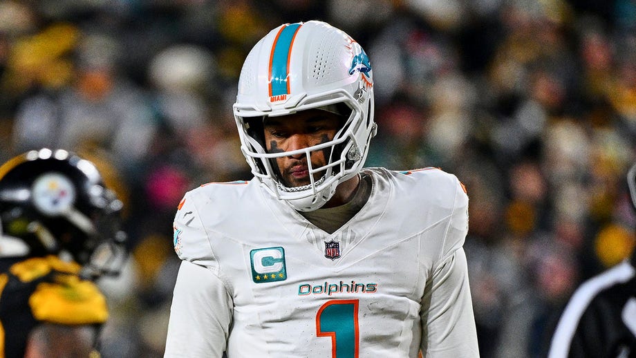 Reports: Dolphins bench struggling Tua Tagovailoa after rough performance vs Steelers